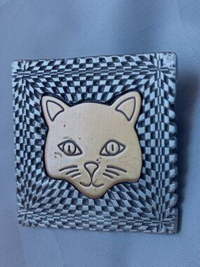 Two tone cat brooch
